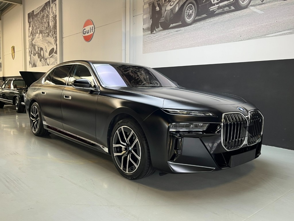 Koop een BMW I7 2023  bij Legendary Classics 