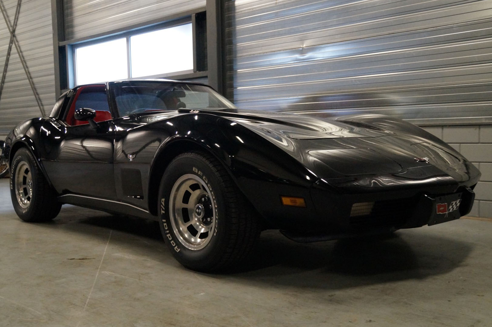 Koop een Corvette C3 stingray T-top   bij Legendary Classics 